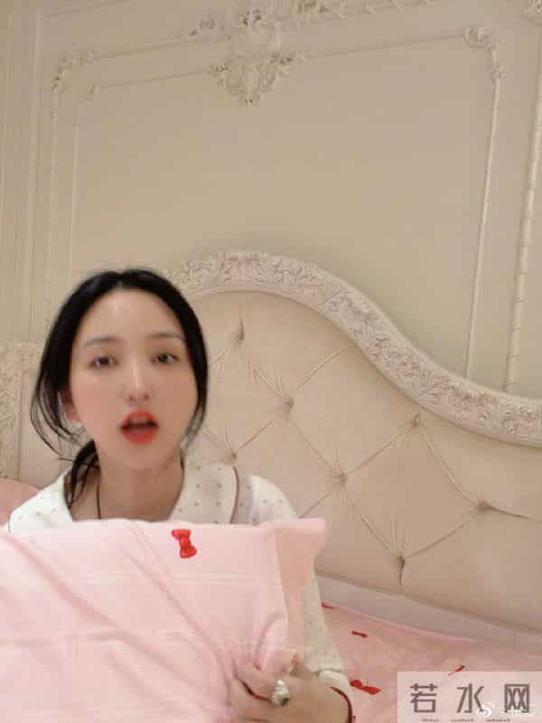 42岁金莎晒“闺房照”!穿Kitty猫睡衣似少女,孙丞潇拍的好可爱