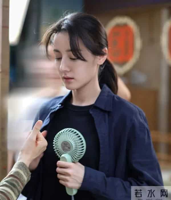 迪丽热巴空降家居城！五官锋利皮肤紧致，与连病仨月状态差别大