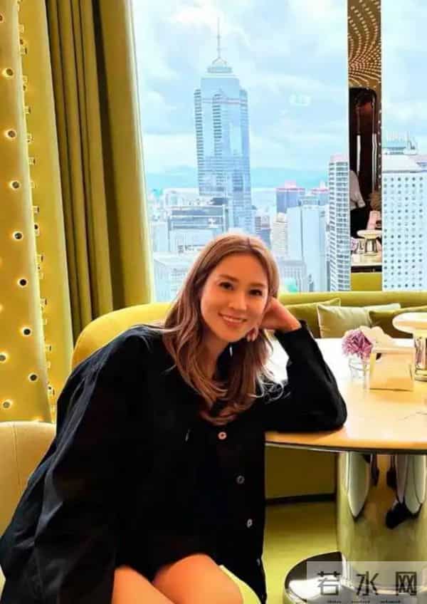 她14岁就长得“倾国倾城”，被富豪花7亿娶回家，8年生下4个娃