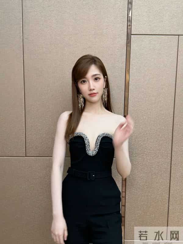 张纯烨，黑色妆造，柔美怡人