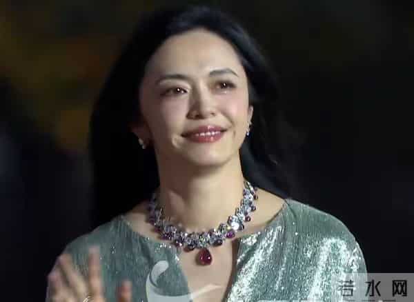 金鸡红毯明星“见光死”,姚晨脸肿,关晓彤造型丑,宋佳叶童得体