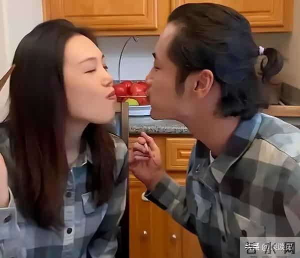 母亲是影后，丈夫是著名演员，公公是央视名嘴，34岁的她在当网红