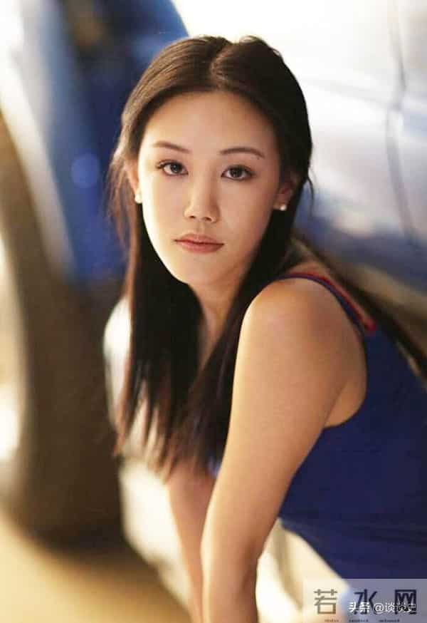 母亲是影后，丈夫是著名演员，公公是央视名嘴，34岁的她在当网红