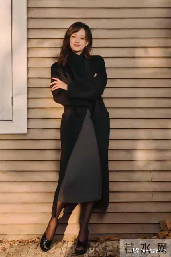 孙俪近照够惊艳,棕色大衣配半身裙洋气减龄,大衣这么穿就对了
