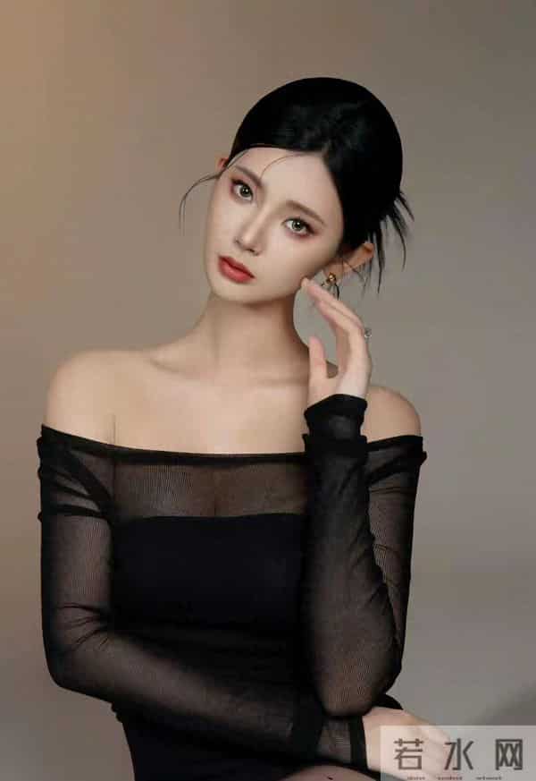 王星辰这身造型是认真的吗？波点黑丝配红底鞋，美到让人移不开眼