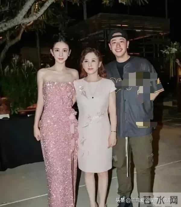 潘玮柏终于大秀老婆,戴大金链走机场,老婆穿紧身裙比女明星辣眼