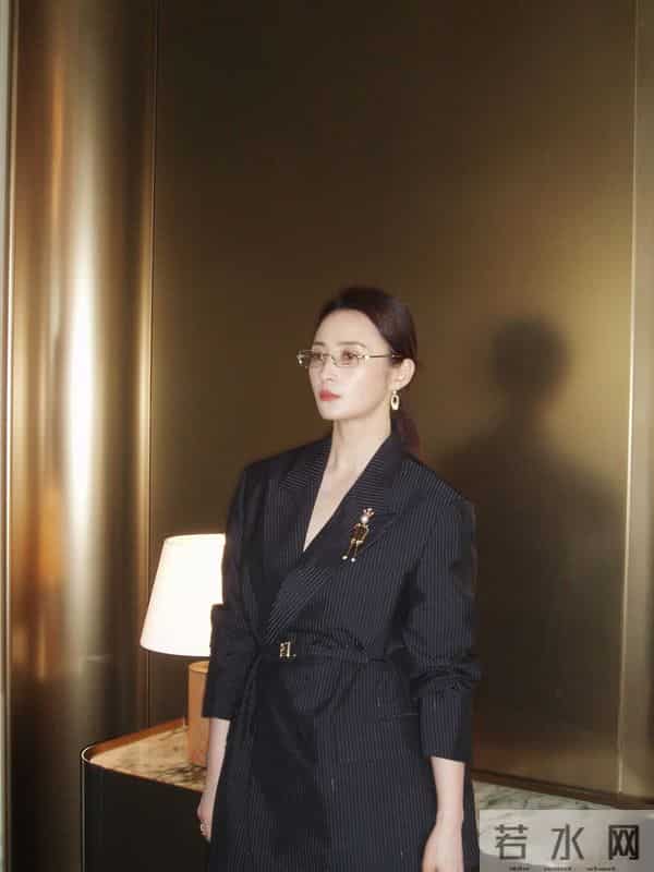 蒋勤勤晒厦门金鸡奖美照,黑条纹西装配马尾,知性精致好惊艳