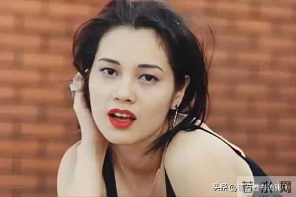 她认干爹,拍风月片,被导演霸王硬上弓,靠山去世后沦为服务员