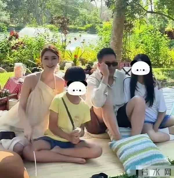 小S惊艳出席活动,马筱梅反照顾大S孩子,原来生前亲妈委托过