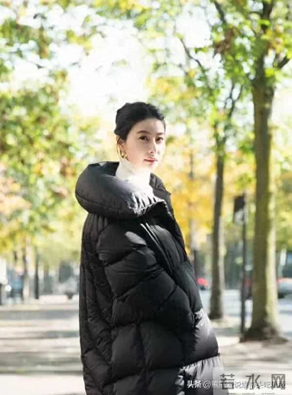 郭晶晶终于时髦一回！黑色羽绒服+高领毛衣+半身裙，高级又洋气！