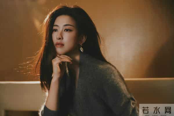 朱珠阿姨今日份写真，眼神里藏不住的韵味