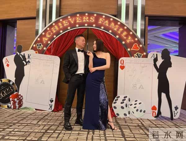 54岁的前TVB女星的近况曝光，现在和富豪男朋友感情非常稳定