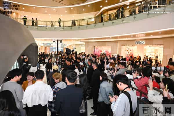 傅菁亮相波司登全新「AREAL」限时快闪店 对话杭州时尚kol