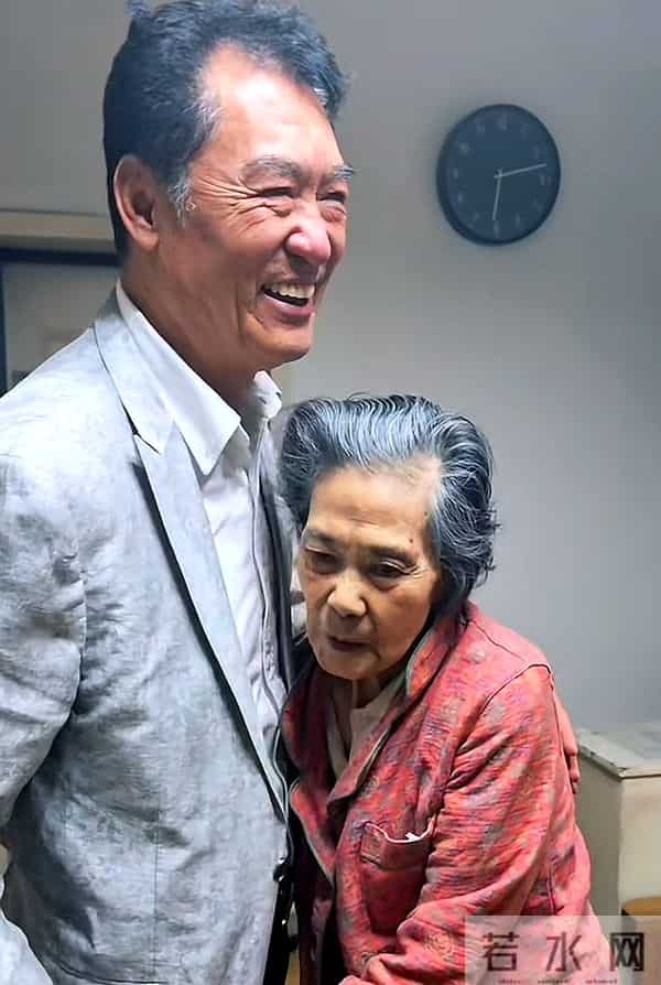 祝延平探望张子健前妻母亲！紧拉手暖心叮嘱，眼含泪水始终未释怀