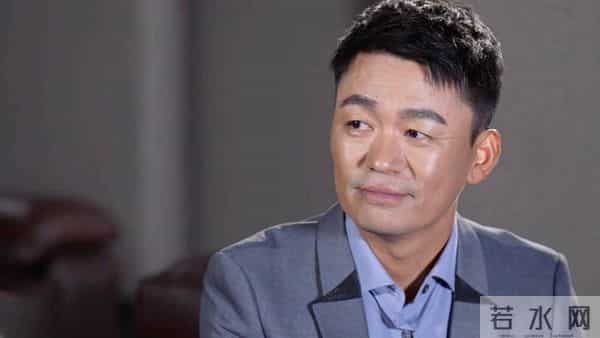 王宝强机场生图帅出新高度，最后受益的却是王一博