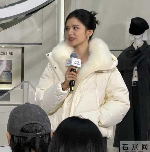 张婧仪现身西安赛格被偶遇 本人脸超小 骨相绝了 真人美得像洋娃娃