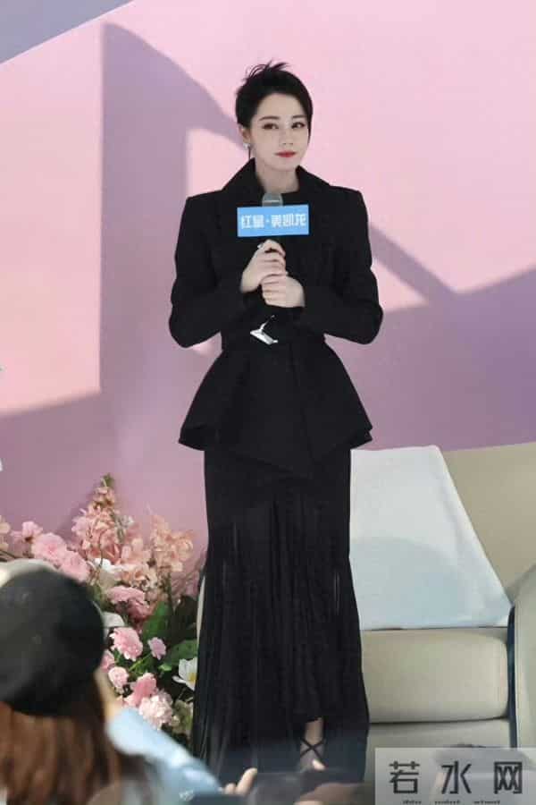 顶流号召力炸了！热巴全黑造型女王范拉满，温柔细节获赞无数！