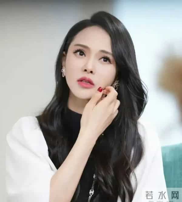 57岁伊能静在英国被偶遇，淡妆出镜，网友-我以为是旁边的老奶奶