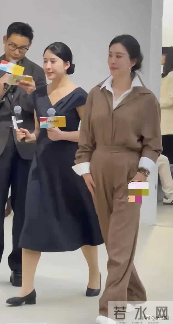 田朴珺穿卡其色套装参加活动近距离下走路个子矮驼背毫无贵族气质