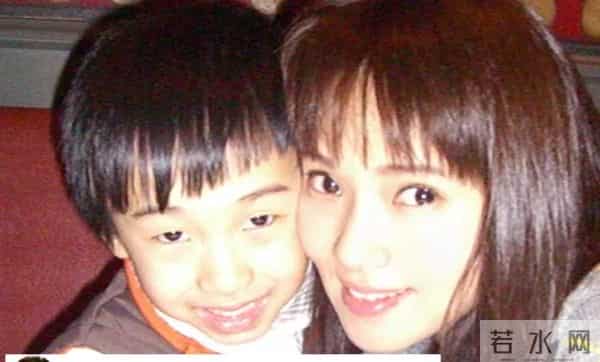 面相变了!伊能静现身艺术论坛皮松肉垮,穿奶奶裤难掩疲态显老态