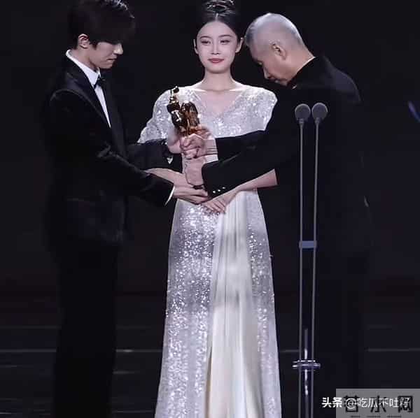 四次提名终圆梦!24岁的易烊千玺金鸡奖封帝,黄磊说的话果然没错