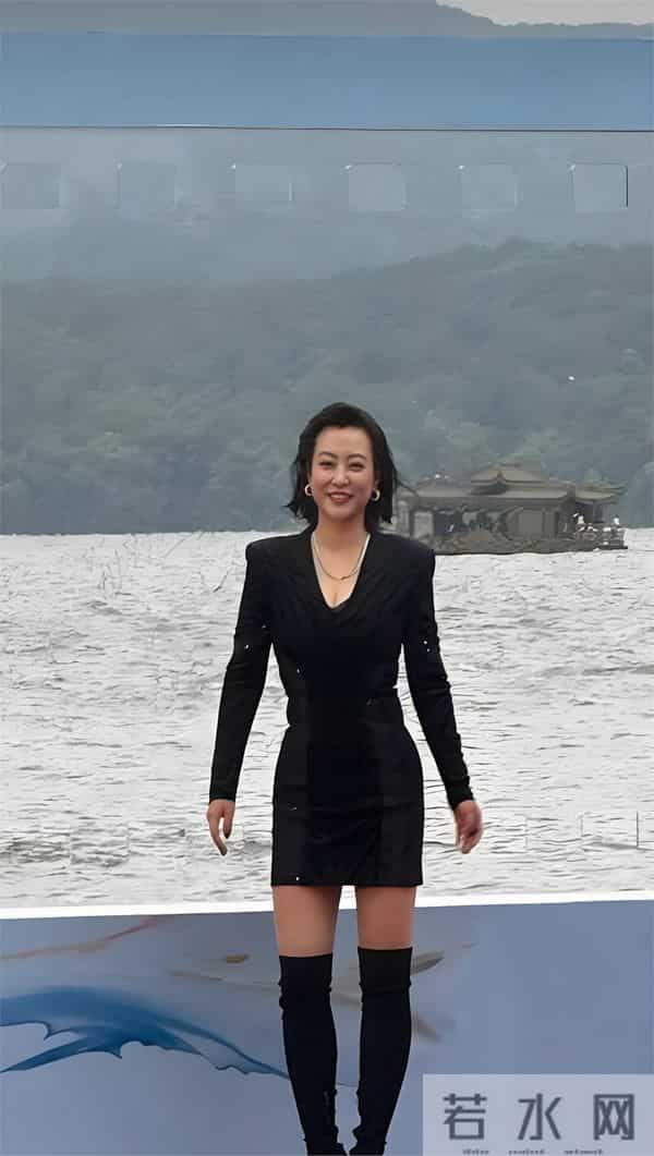 47岁郝蕾真实身材暴露，身宽体胖腚大腰圆大腿粗身材越来越圆润