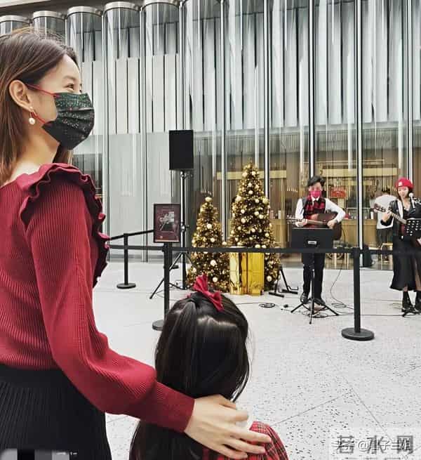 章泽天带8岁女儿参加伦敦音乐节,女儿穿格子裙留长发太可爱了