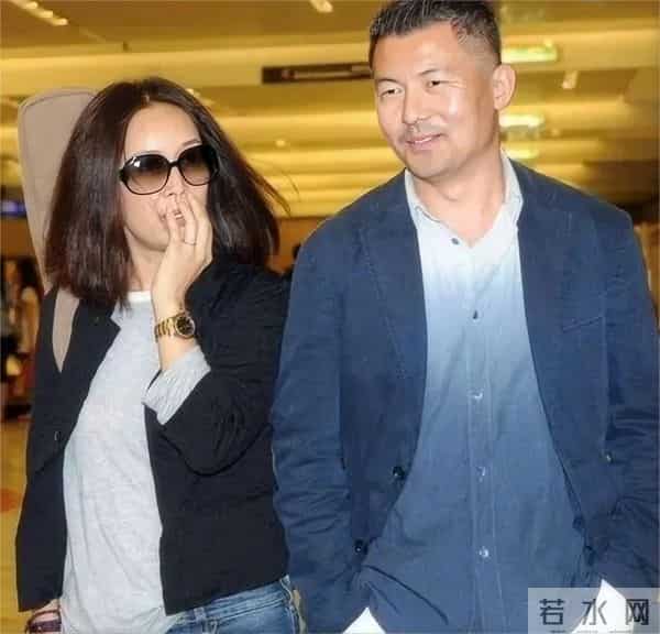 被爆家丑2个月后，58岁那英凭2个动作，实现口碑逆转