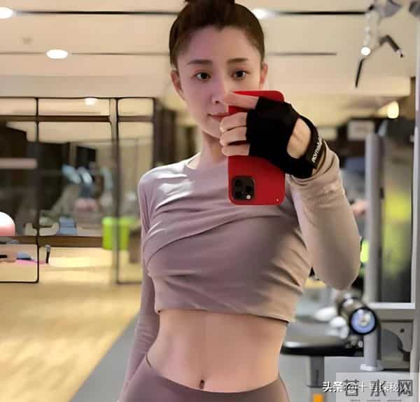 她是演员中的女富豪,多辆豪车轮流开,现在45岁却活得像20岁