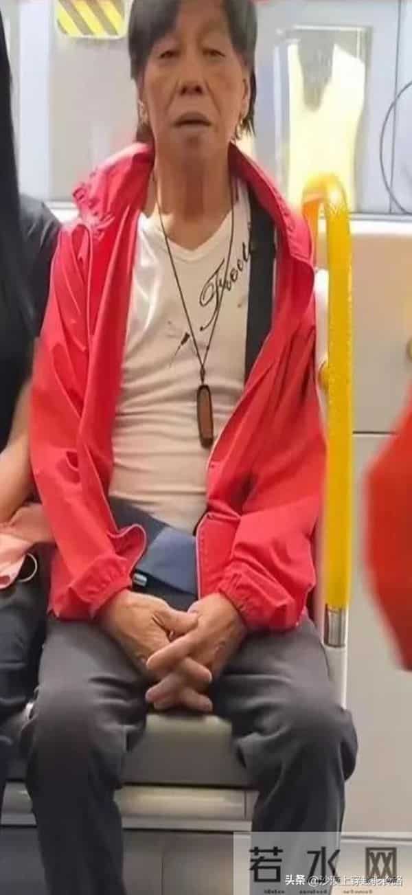77岁梁小龙和妻子在深圳坐地铁,表情好像没睡醒,看起来没精神气