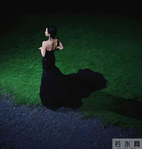 倪妮金鸡奖闭幕黑天鹅造型