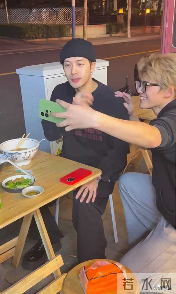 32岁王嘉尔在上海吃路边摊，打扮时尚皮肤白皙，与粉丝合影很热情