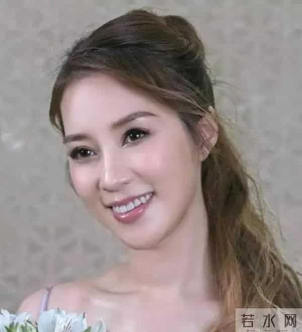 她14岁就长得“倾国倾城”，被富豪花7亿娶回家，8年生下4个娃