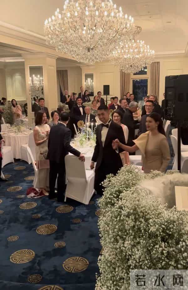 利孝和夫人外孙女大婚,豪门婚宴尽显气派,父亲送嫁献唱场面温馨