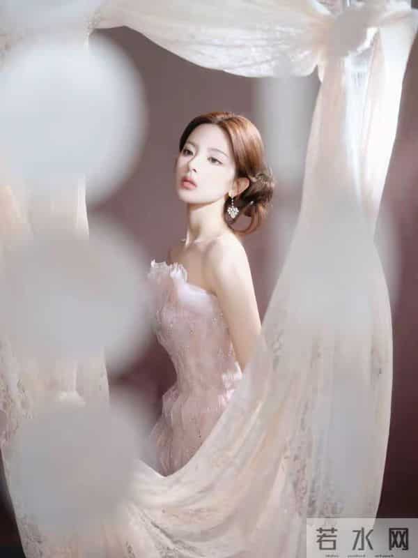 杨超越：如何将清纯与性感完美融合，打造个性魅力的时尚典范