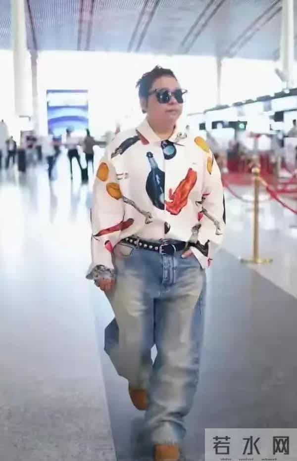 55岁韩红瘦后似换个人,穿花衬衫不丑,意外时髦年轻,气质拉风