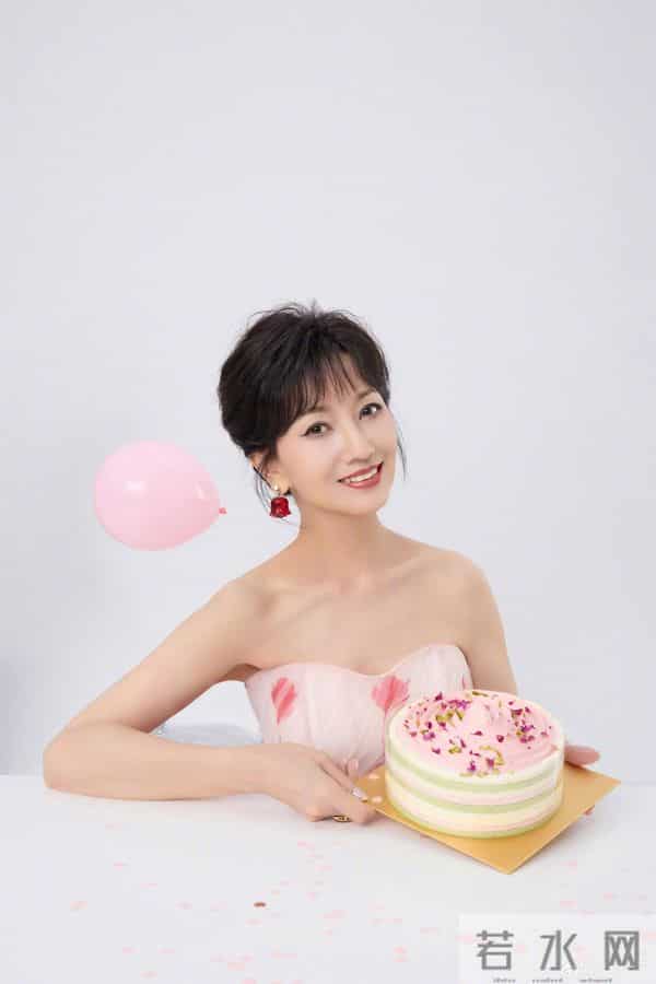 你敢信?赵雅芝71岁生日生图曝光,奶奶辈的年龄却是少女身材!