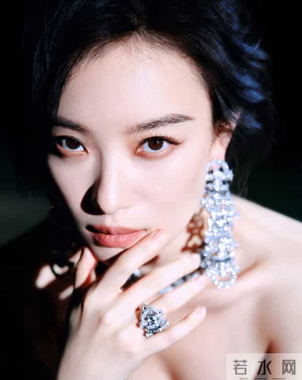 倪妮金鸡奖闭幕黑天鹅造型