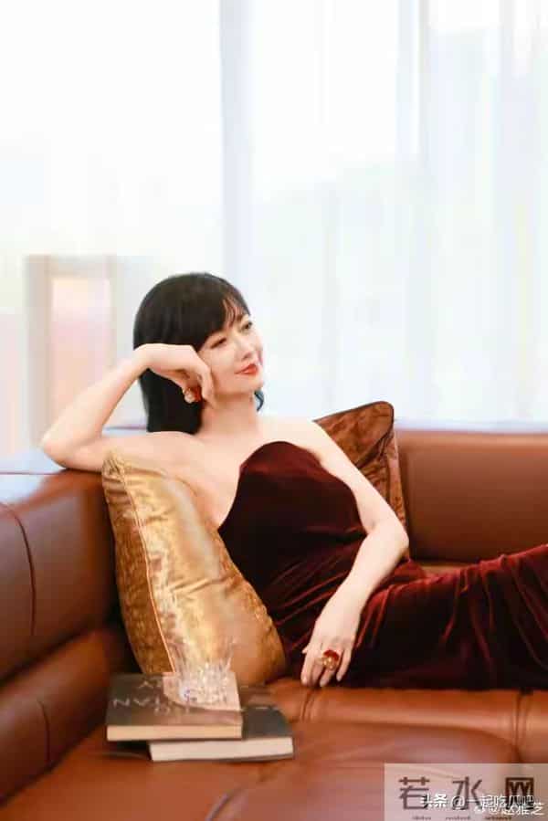 赵雅芝72岁了!生日写真曝光状态超年轻,活泼可爱美了一辈子