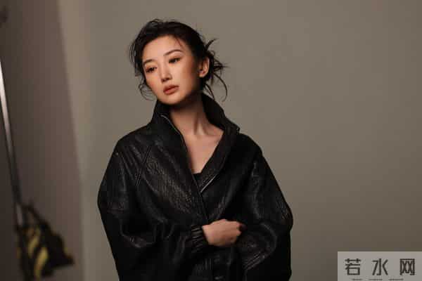 毛晓彤戴黑丝手套，又纯又欲，太丝滑了