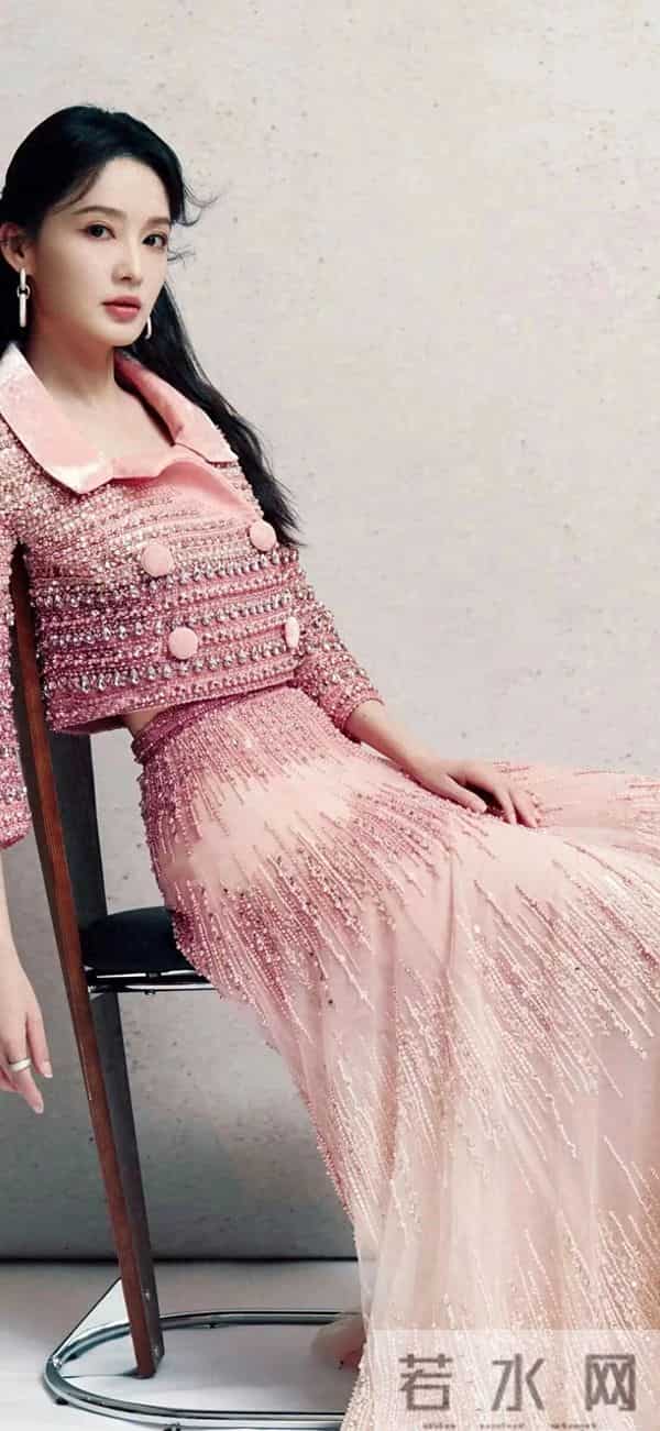李沁身穿西瓜粉短款上衣搭配网纱半身裙，简直美出“新高度”