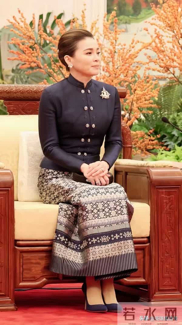 泰王后苏提达访华三连造型:灰斗篷藏智慧,黑金泰服显风骨
