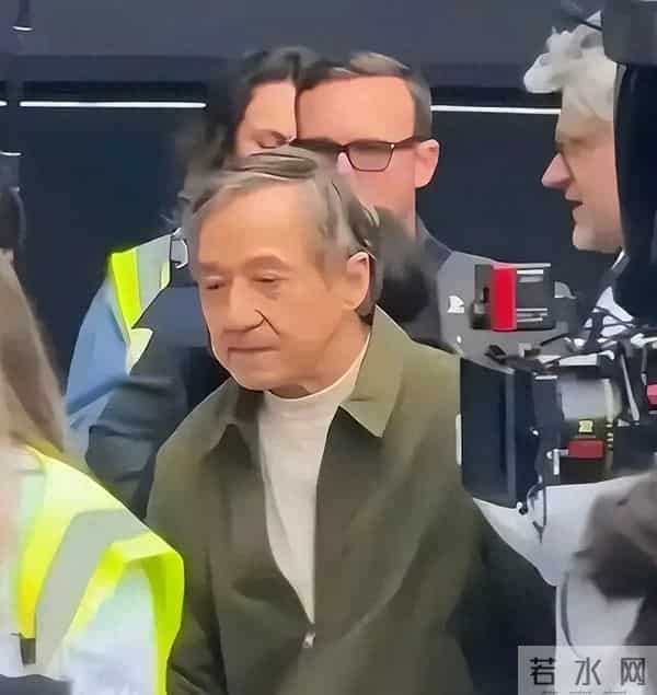 71岁成龙满头白发:儿子不成材女儿在外流浪,25亿身家捐一半?