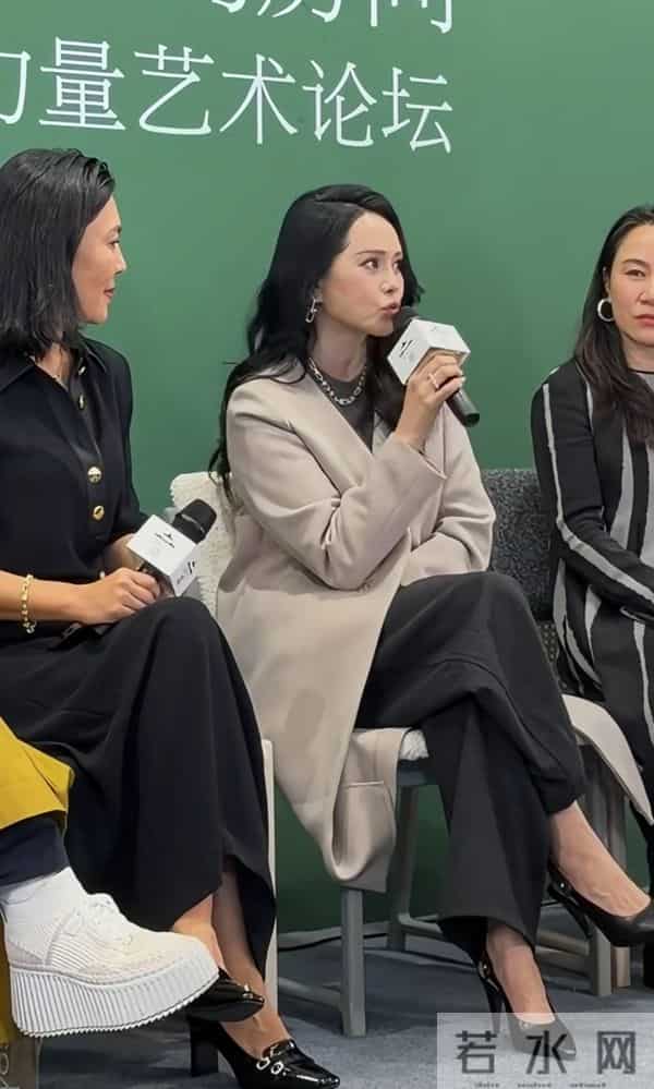 57岁伊能静上海参加活动，穿米大衣温婉优雅，脸部坑洼颈纹多