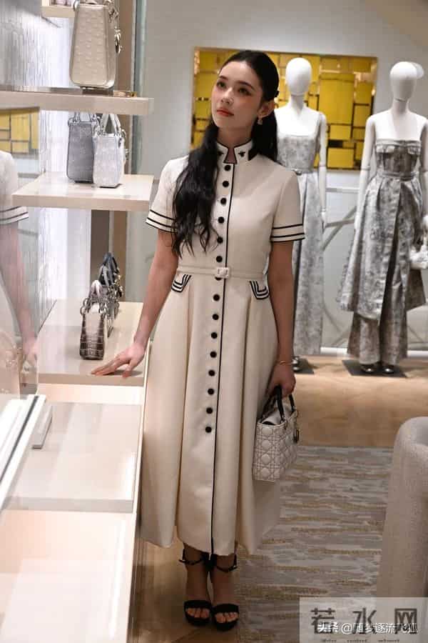 林允现身上海恒隆周年庆出席Dior探店活动