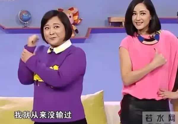 瘦到脱相？43岁的贾玲罕见露面，脸跨不平、又瘦又"颓"，令人唏嘘