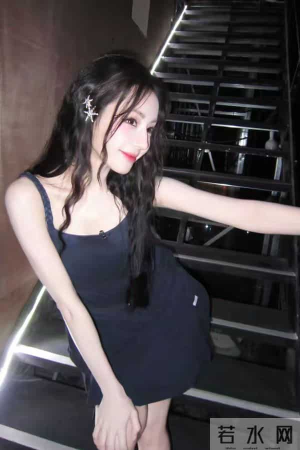 迪丽热巴 黑色绑带高跟鞋,这大长腿也太性感了!