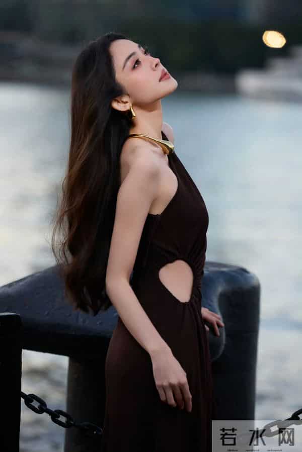 古力娜扎斜肩连衣裙,绝美