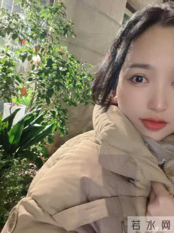 42岁金莎晒“闺房照”!穿Kitty猫睡衣似少女,孙丞潇拍的好可爱