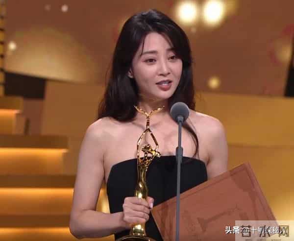 她是演员中的女富豪,多辆豪车轮流开,现在45岁却活得像20岁